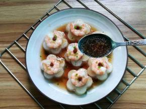 把蒸出来的水倒出，加少量水淀粉、酱油和油煮开，淋在萝卜虾球上就可以。