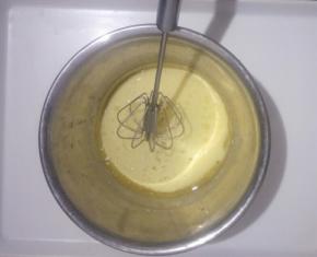 首先蛋黄部分，牛奶加糖加玉米油放在一起搅拌均匀搅拌至容为一体