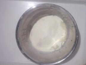 把低筋面粉和玉米淀粉混合过筛加入