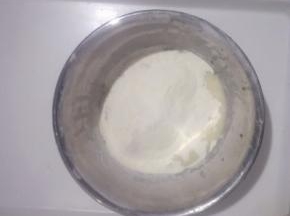 把低筋面粉和玉米淀粉混合过筛加入