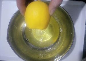 蛋清部分，加入柠檬汁