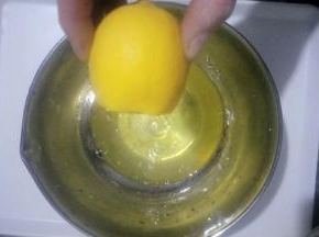蛋清部分，加入柠檬汁