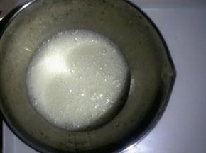 加入三分之一的糖，用手持电动打蛋器中低速打发至蛋清呈鱼眼泡状