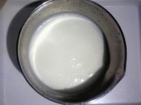 再加入三分之一的糖，同样中低速打发至蛋白出现细腻小微泡泡状态