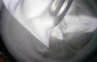 加入最后的糖，同样中低速打发至打蛋器提起，蛋白不易落下，有小直尖即可