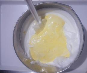 把拌均匀的面糊倒入蛋白盆中，继续用刮刀翻拌均匀