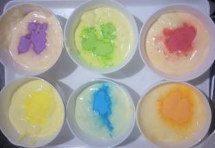 把蛋糕糊均匀分成6份，分别加入色粉翻拌均匀，这一部动作尽量迅速一点，尽量防止蛋糕糊消泡