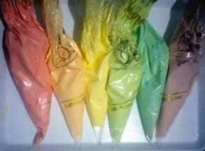 分别装入裱花袋，剪一个合适的小口子