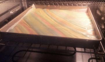 震动几下震出气泡，放入烤箱中层，约烤2 5分钟左右