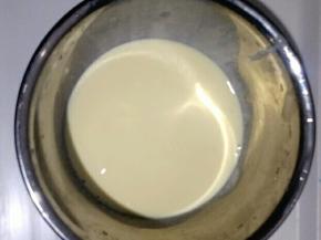 淡奶油加入糖粉或白糖