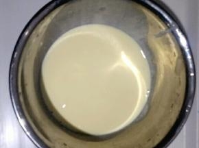 淡奶油加入糖粉或白糖