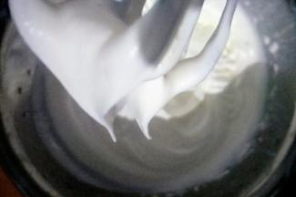 用手持电动打蛋器中低速打发至奶油出现明显花纹，打蛋器提起奶油呈小弯尖状态即可