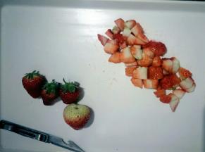 把草莓切丁，留几个草莓做外部装饰