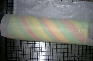 卷起，放冰箱冷藏一小时定型