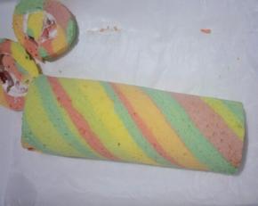 取出后，切掉两头不规则的蛋糕边