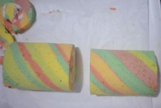 从中间一分为二，可以制作两个彩虹蛋糕卷