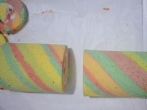 从中间一分为二，可以制作两个彩虹蛋糕卷