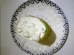 把蛋糕卷竖在盘中，顶部挤上一层淡奶油做雪堆