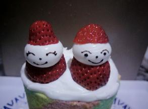 用巧克力膏画上草莓娃娃的眼睛，鼻子，嘴巴