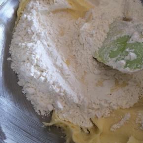 加入过筛后的低筋面粉，搅拌至没有颗粒为止，