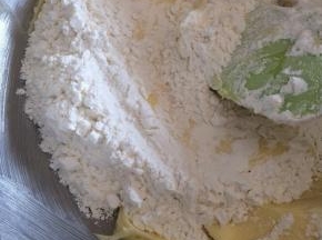 加入过筛后的低筋面粉，搅拌至没有颗粒为止，