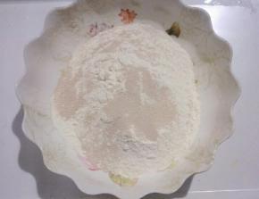 酵母放入面粉中搅拌均匀