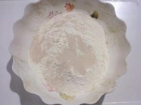 酵母放入面粉中搅拌均匀