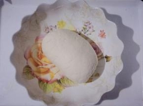 揉成光滑面团盖保鲜膜醒发2~3小时