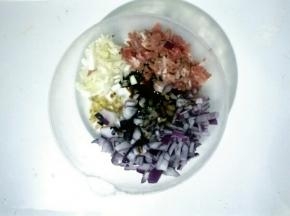 面团醒发期间，把猪肉丁，圆葱丁，葱姜末，盐，花椒粉，生抽放在一起搅拌均匀