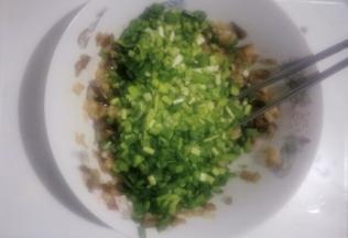 加入韭菜丁。(换了个大碗)