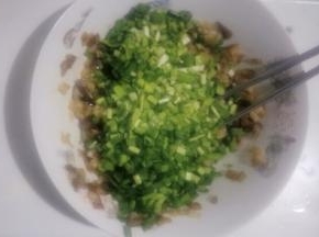 加入韭菜丁。(换了个大碗)