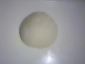 把面团揉搓拍出空气，可撒适量干面粉防粘