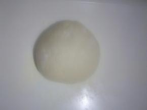 把面团揉搓拍出空气，可撒适量干面粉防粘