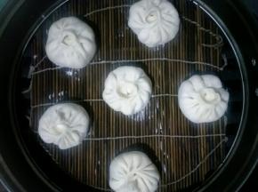 放入蒸屉，冷水下锅。开大火，水开后再蒸25分钟左右。关火闷3分钟