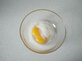 1先做卡仕达酱，蛋黄加入白砂糖搅拌均匀