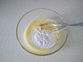 2加入玉米淀粉搅拌。