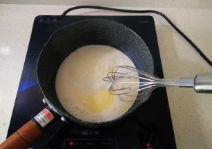 7接下来做泡芙，首先低筋面粉提前过筛备用，黄油加入牛奶盐小火加热沸腾，离火。