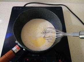 7接下来做泡芙，首先低筋面粉提前过筛备用，黄油加入牛奶盐小火加热沸腾，离火。