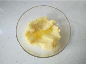 10到进打蛋盆，稍微散热，鸡蛋分次加入，用打蛋器搅打均匀。