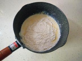 8倒入提前过筛好的面粉，快速搅拌无干粉，让面糊均匀被烫熟。