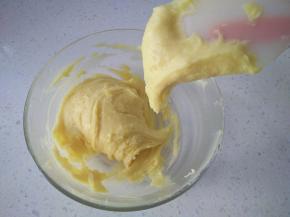 11提起刮刀面糊呈现倒三角状态，不会掉落即可。