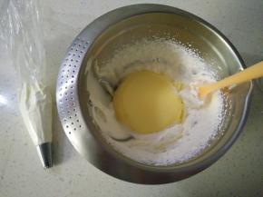 15淡奶油加糖打发，取出50克淡奶油装入裱花袋备用，取出冷藏的卡仕达酱，倒入剩下的淡奶油里，搅打均匀。