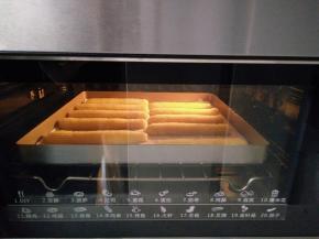 13放进预热好的烤箱，上下160度烘烤35-40分钟，表面充分上色，不用马上出炉在烤箱闷3-5分。