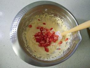 16加入2-3颗切碎的草莓粒，稍微翻拌，装入裱花袋。