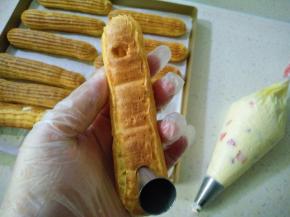 17将冷却的泡芙底部用圆花嘴戳2-3个洞。