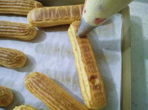 18挤入草莓卡仕达酱。