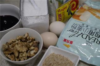 这款菜谱的备料：金龙鱼面包用小麦粉500克，牛奶250克，鸡蛋2个，白糖50克，酵母6克，玉米油30克，盐5克，熟芝麻适量，熟核桃仁适量，蓝莓酱适量。（这个量可以做三个如图的面包）