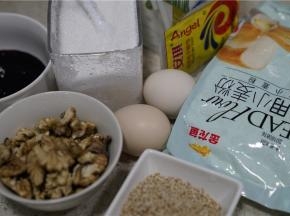 这款菜谱的备料：金龙鱼面包用小麦粉500克，牛奶250克，鸡蛋2个，白糖50克，酵母6克，玉米油30克，盐5克，熟芝麻适量，熟核桃仁适量，蓝莓酱适量。（这个量可以做三个如图的面包）