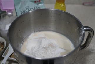 除馅料及玉米油外，其它食材全都入厨师机里。