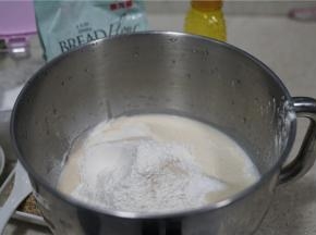 除馅料及玉米油外，其它食材全都入厨师机里。